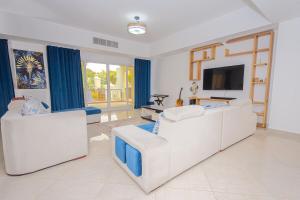 Μια τηλεόραση ή/και κέντρο ψυχαγωγίας στο Getaway with Private Pool