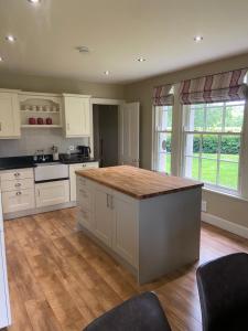 Η κουζίνα ή μικρή κουζίνα στο Gate lodge at Lough Erne Golf Village