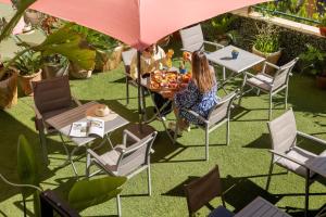 尼斯Hôtel Locarno Nice的一群坐在桌子下的人