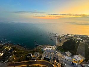 an aerial view of the ocean and a city at Hermoso departamento en Costa Horizonte in Concón +1 photo