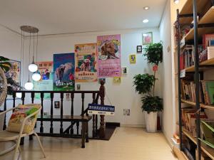 西安市にあるXi'an Ajinerjia International Youth Hostelの壁にポスターが貼られ、階段がある部屋