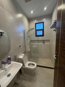 ein Bad mit einem WC und einem Waschbecken sowie einen TV in der Unterkunft دايموند جدة للشقق الفاخرة in Dschidda