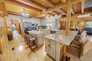 Η κουζίνα ή μικρή κουζίνα στο Ellijay Cabin Retreat