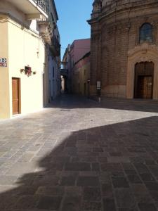 une rue vide dans une ville avec un bâtiment dans l'établissement Loft Lo scrigno, à Nardò