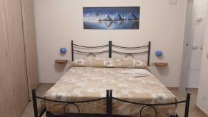 ein Schlafzimmer mit einem Bett mit einer Decke darauf in der Unterkunft la meridiana lago maggiore 2 in Laveno-Mombello