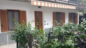 ein Haus mit einem Haufen Pflanzen davor in der Unterkunft la meridiana lago maggiore 2 in Laveno-Mombello