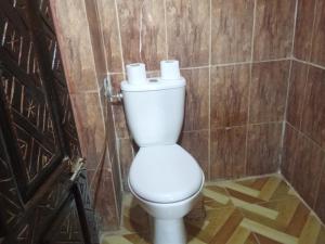 a bathroom with a toilet with two rolls of toilet paper at Maison d'hôtes tilleli in Tamnougalt