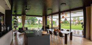 a kitchen and living room with a table and chairs at Rosso di sera -Vicenza Elite in Thiene