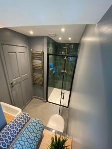 Ένα μπάνιο στο Modern 1 bedroom flat in Morden