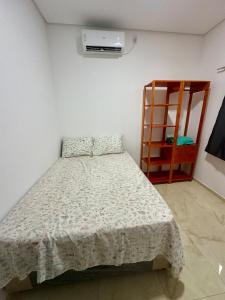 CruzにあるCasa de Praia - Preá - CEのベッドと鏡のある白い寝室