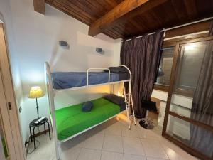 マテーラにあるHoliday Properties Matera Ridola Roomsの二段ベッドが2つある寝室