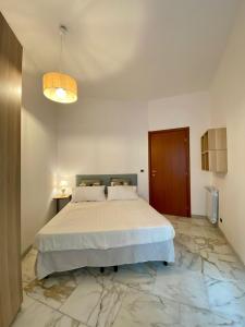 1 dormitorio con 1 cama grande y suelo de mármol en Ripa di Trastevere, en Roma