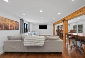 Μια τηλεόραση ή/και κέντρο ψυχαγωγίας στο Charming 4-br Modern Farmhouse