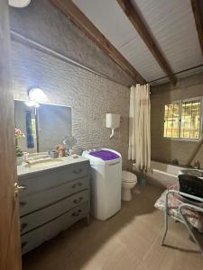 une salle de bain avec un lavabo et des toilettes dans l'établissement Dulce María, à Costa Azul
