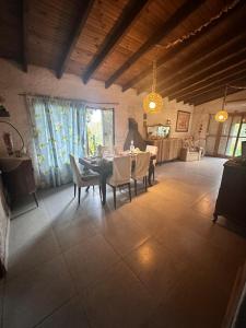 une salle à manger avec une table et des chaises dans l'établissement Dulce María, à Costa Azul