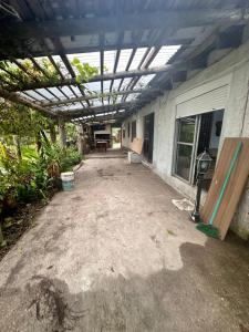 un patio vide d'un bâtiment avec toit dans l'établissement Dulce María, à Costa Azul