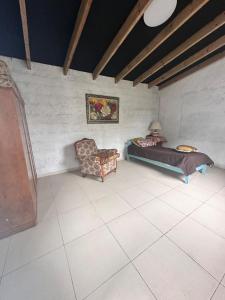 une chambre avec un lit et une chaise dans une pièce dans l'établissement Dulce María, à Costa Azul