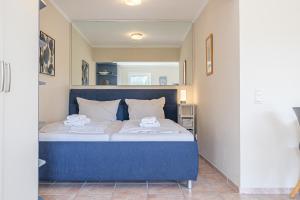 Postel nebo postele na pokoji v ubytování fewo1846 Strandresidenz Wassersleben - Foerdeblick II - Studioapartment am Strand