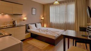 una piccola stanza con un letto in cucina di SPA Suite a Bansko