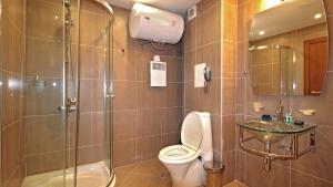 un bagno con wc e doccia in vetro di SPA Suite a Bansko Altre 18 foto