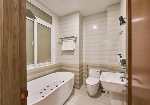 Bilik mandi di Ares Airport Home +19 gambar