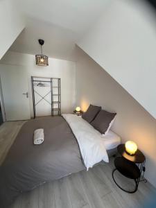 Ένα ή περισσότερα κρεβάτια σε δωμάτιο στο Télétravail pro - Calme, grand espace, plein centre