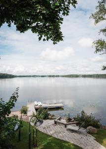 Φωτογραφία από το άλμπουμ του Lakefront log suite σε Lempaala
