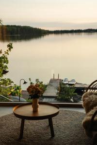 Φωτογραφία από το άλμπουμ του Lakefront log suite σε Lempaala