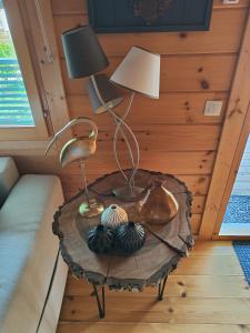 a table with a lamp on top of a room at Le cottage des rives de l'Aa labélisé 3 étoiles in Bourbourg