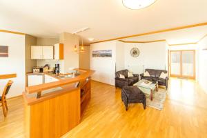 ein Wohnzimmer mit einer Küche und einem Wohnzimmer in der Unterkunft Hochwertige Apartments im Stralsunder Hafen in Stralsund