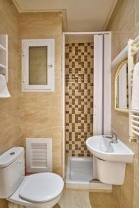 Ένα μπάνιο στο Spacious and refined apartment in Aouina
