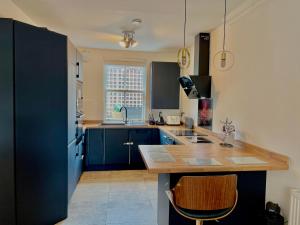 Nhà bếp/bếp nhỏ tại Town House with Hot Tub & Free Parking