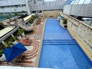 a large swimming pool on top of a building at Aptos Sunrise Beach in San Andrés +28 photos