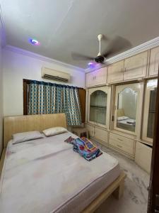 Ένα ή περισσότερα κρεβάτια σε δωμάτιο στο Jabilli Residency - Executive suits +4 φωτογραφίες