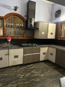 Η κουζίνα ή μικρή κουζίνα στο Jabilli Residency - Executive suits