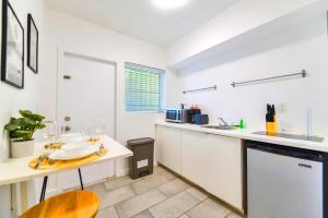 Kuchyň nebo kuchyňský kout v ubytování Charming Studio with Relaxed Comfort