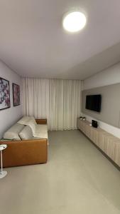 Μια τηλεόραση ή/και κέντρο ψυχαγωγίας στο Apartamento de 1 quarto próximo ao mar