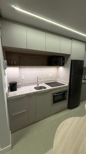 Η κουζίνα ή μικρή κουζίνα στο Apartamento de 1 quarto próximo ao mar