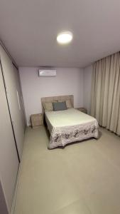 Ένα ή περισσότερα κρεβάτια σε δωμάτιο στο Apartamento de 1 quarto próximo ao mar