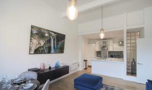 a living room with a dining table and a kitchen at Large City Centre Apartment Stylish and Spacious in Manchester