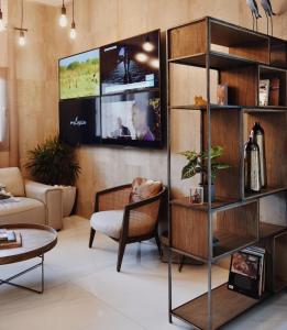 TV a/nebo společenská místnost v ubytování Aichti Hotel