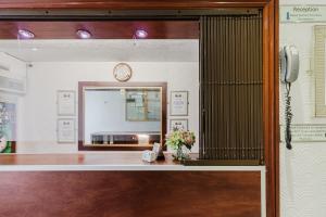 ロンドンにあるThe Chapter Hotels - Falcon Hotelの鏡と電話のある部屋