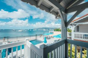 un balcón con vista al mar en Boutique-Hôtel Culture Créole, en Les Trois-Îlets