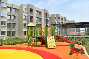 Zona de juegos infantil en Comfortable apartment close to the beach 2 rooms