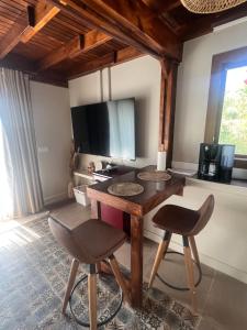 a living room with a wooden table and two chairs at Casa del Olivia in Seferihisar