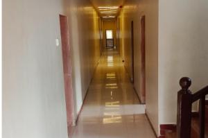 a long hallway with a long hallwayngthngthngthngthngthngthngthngthngth at Hotel Radhika in Somnath