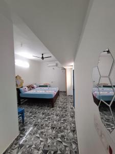 una camera con due letti e una scala di Ruku Homestay a Pondicherry