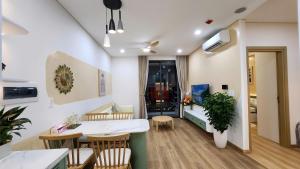une cuisine et une salle à manger avec une table et des chaises dans l'établissement Homestay 2PN, 1719 - Chung cư Sentosa Sky Park - Hải Phòng - 2 Bedroom Apartment for Rent, à An Khê