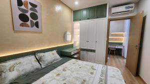 - une petite chambre avec un lit et un placard dans l'établissement Homestay 2PN, 1719 - Chung cư Sentosa Sky Park - Hải Phòng - 2 Bedroom Apartment for Rent, à An Khê