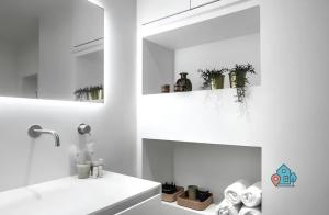 アムステルダムにあるPearl & Tulip 2BR with Free Parkingの暖炉と鏡のある白いバスルーム